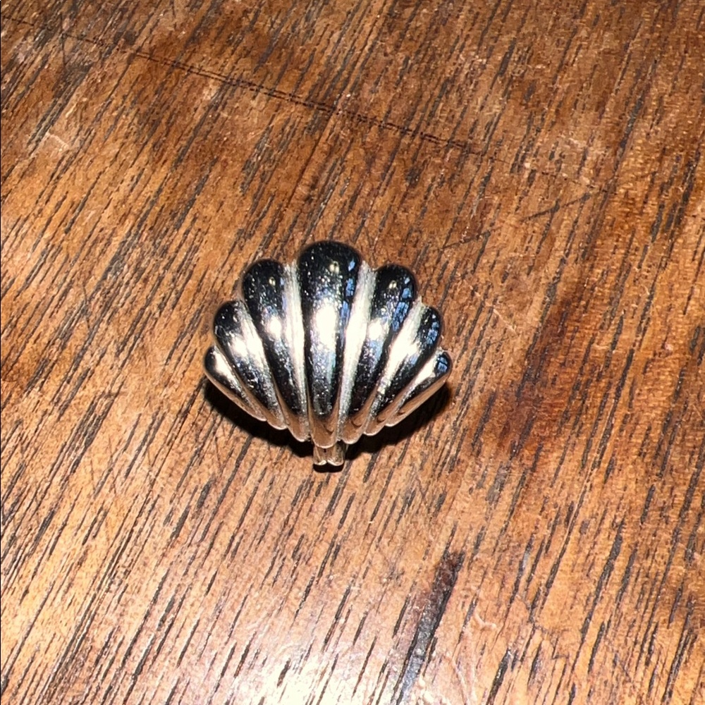 Elegant Monet Single Silver tone Shell-Shaped Women's Ring